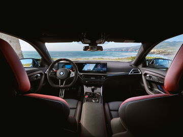 Vista del cockpit del BMW M2 2024, con acabados premium y tecnología de punta.