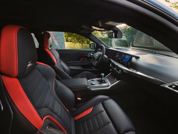 Vista lateral que muestra el acabado y los materiales de lujo de los asientos del BMW M2.