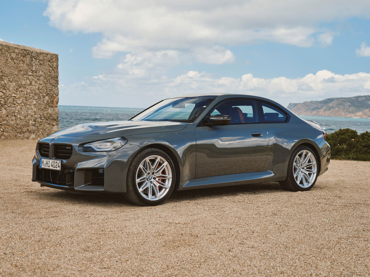 Vista lateral del nuevo BMW M2 2024, mostrando un diseño agresivo y deportivo.
