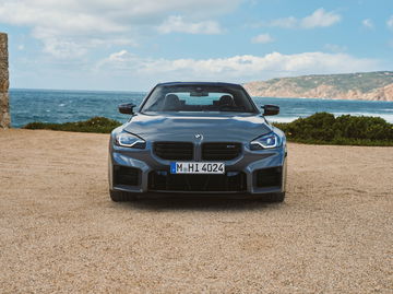Vista frontal del BMW M2 que resalta su agresiva parrilla y faros afilados.