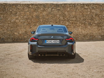 El BMW M2 2024 muestra una zaga imponente con difusor deportivo.