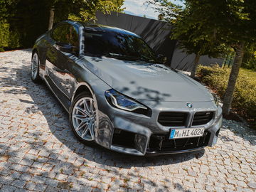 El BMW M2 2024 se muestra con un diseño agresivo y una silueta deportiva.