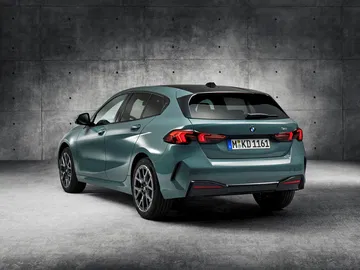 Vista posterior lateral del BMW Serie 1, resaltando líneas dinámicas y diseño moderno.