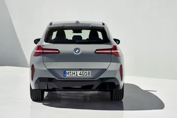 Vista trasera del nuevo BMW X3 que muestra su diseño y líneas modernas