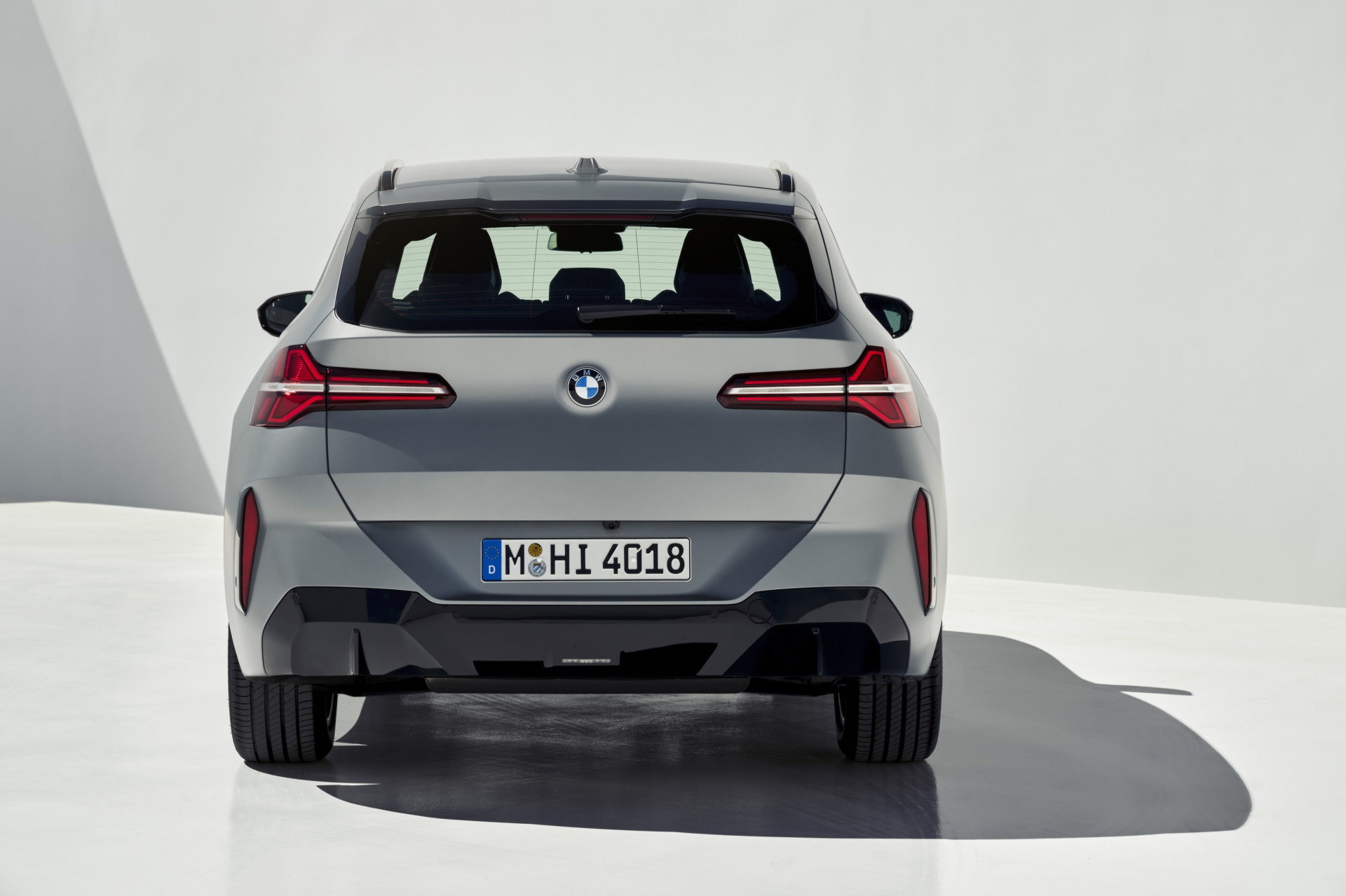 Vista trasera del nuevo BMW X3 que muestra su diseño y líneas modernas