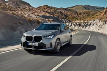 Vista dinámica del nuevo BMW X3 20 xd en carretera, destacando su diseño renovado.