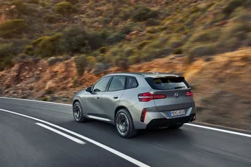 Vista dinámica del nuevo BMW X3 20 xd en carretera, destacando su diseño renovado.