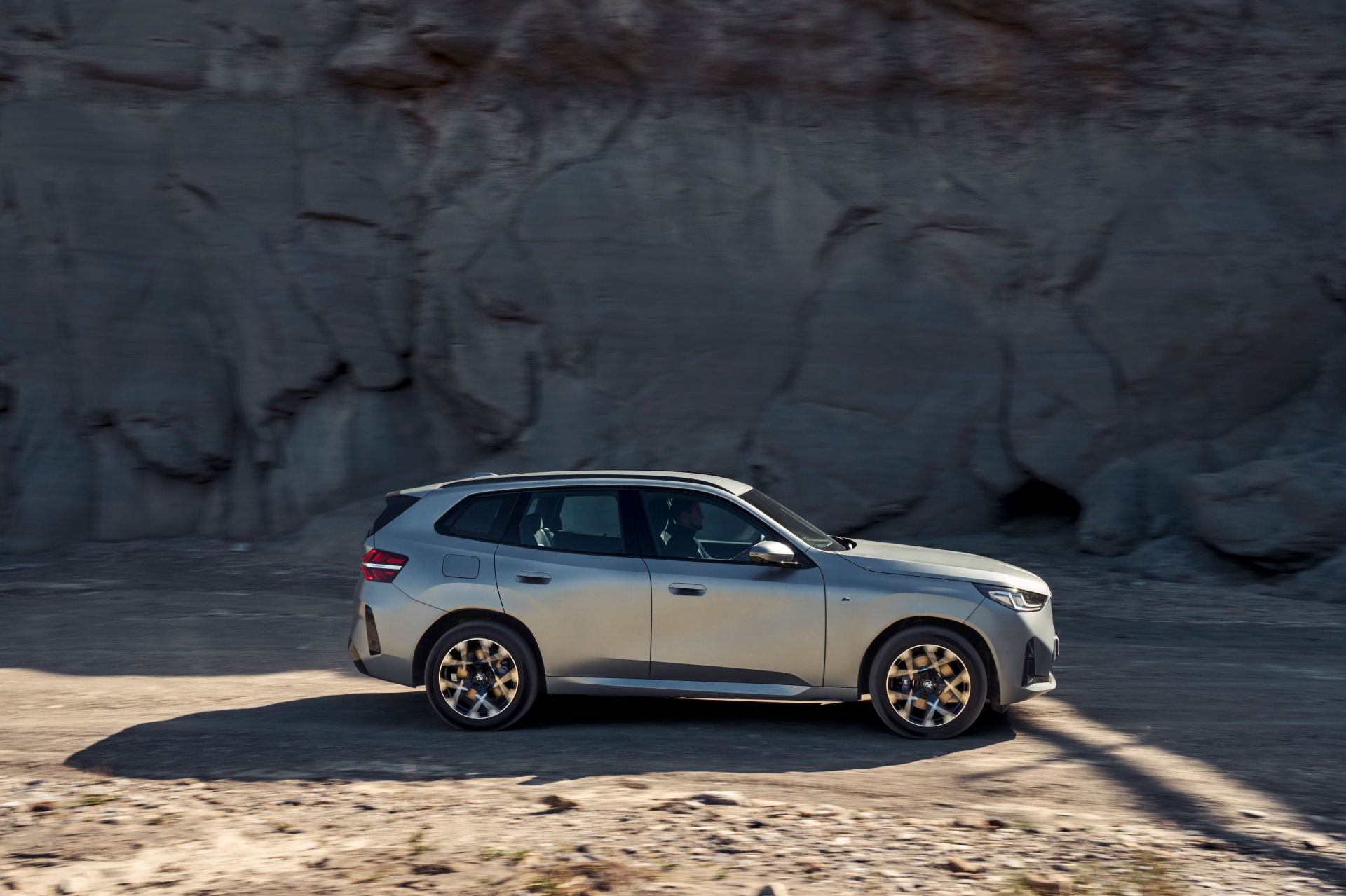 Vista lateral del nuevo BMW X3 20 xd revelando su diseño robusto y elegante.