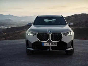 Vista frontal del nuevo BMW X3, destacando su diseño moderno y robusto.