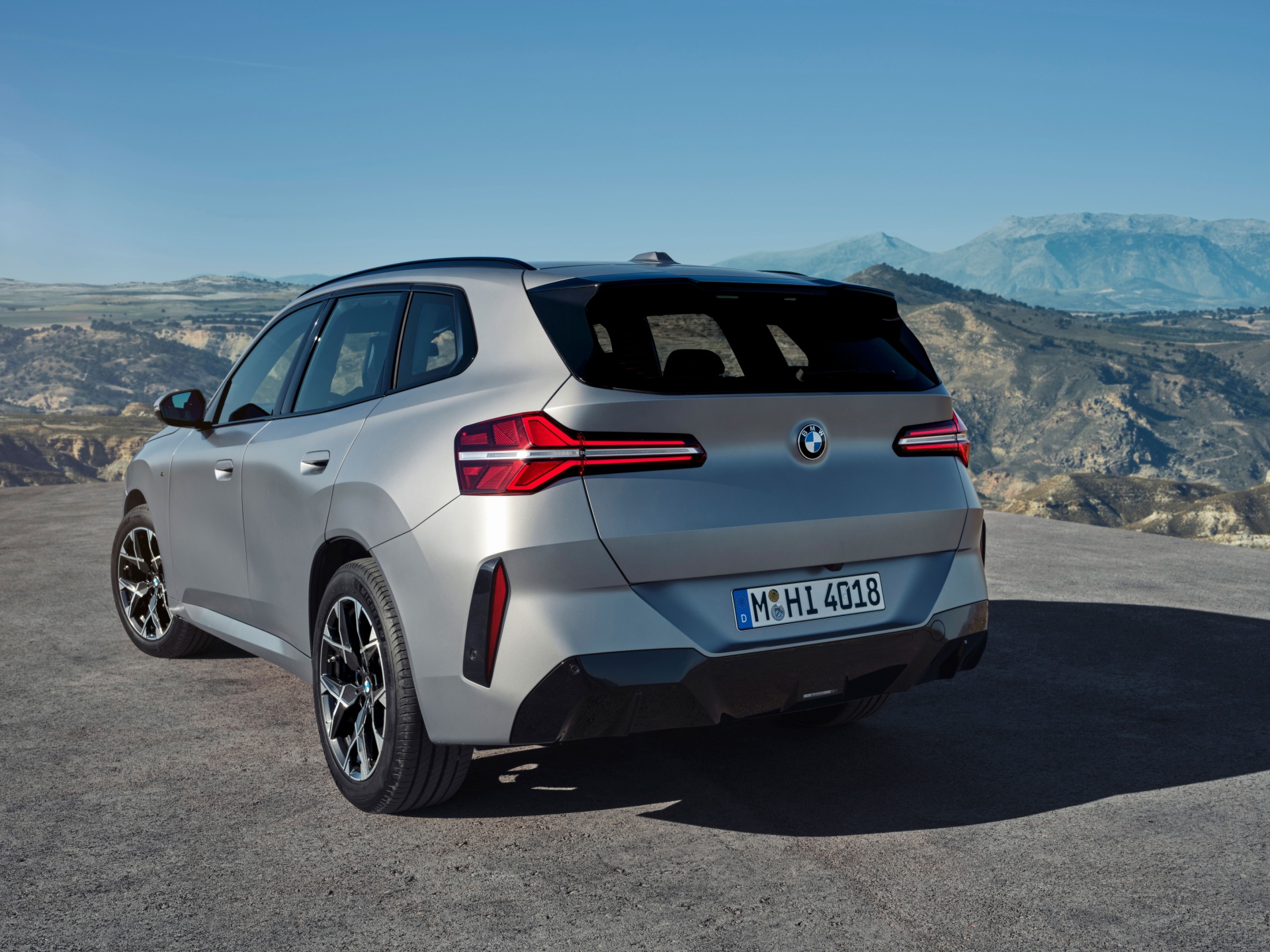 Vista trasera y lateral del nuevo BMW X3 mostrando diseño y líneas dinámicas.