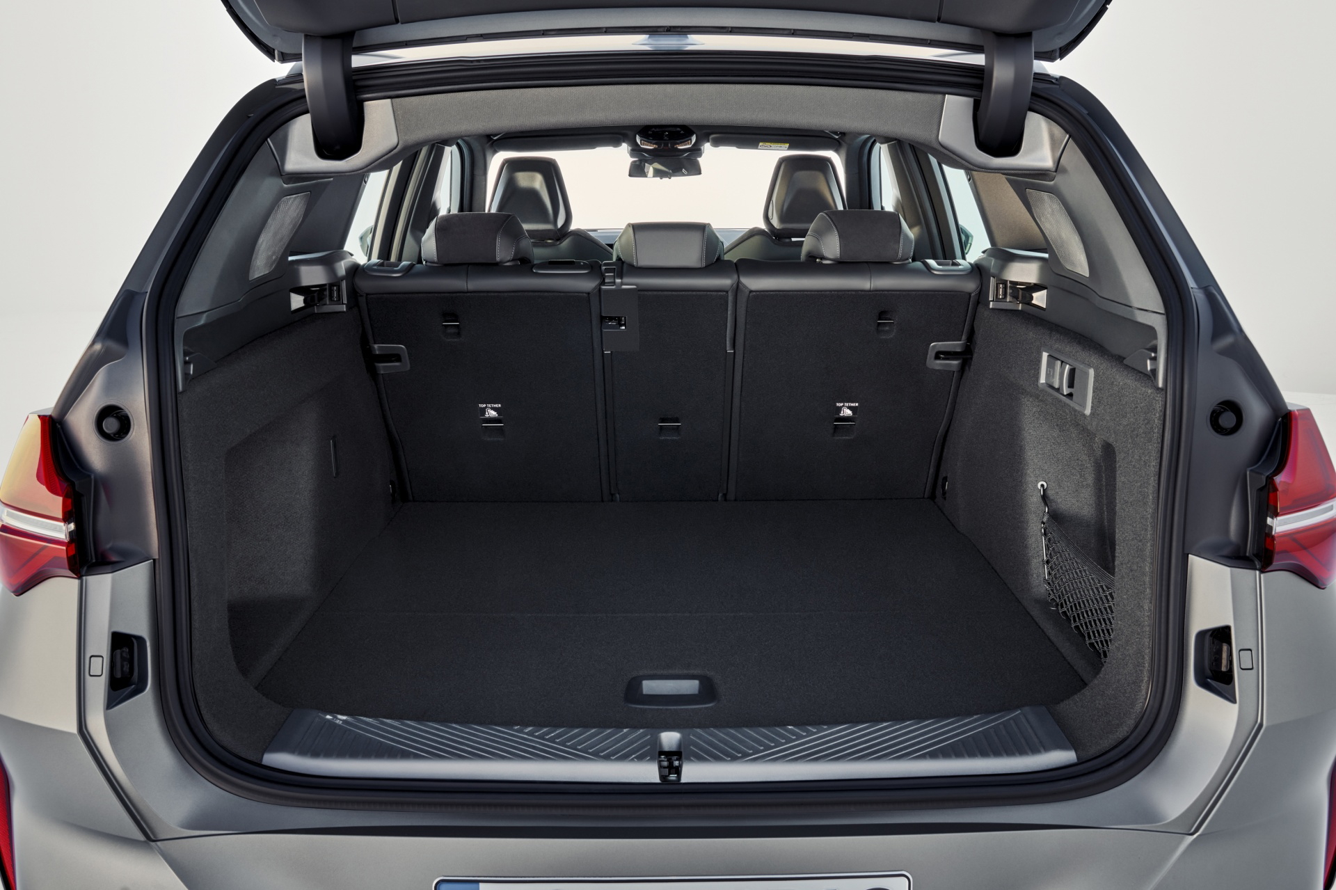 Vista del espacioso maletero del nuevo BMW X3, funcionalidad y diseño.