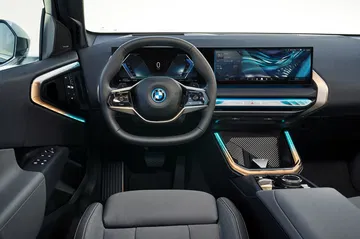 Volante y panel del nuevo BMW X3 30e, lujo y tecnología se fusionan.