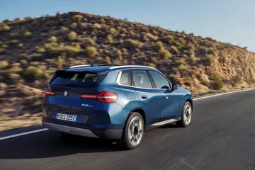 BMW X3 híbrido enchufable con diseño renovado y eficiencia mejorada.