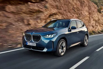 El BMW X3 30e x mostrando su dinámica lateral en carretera