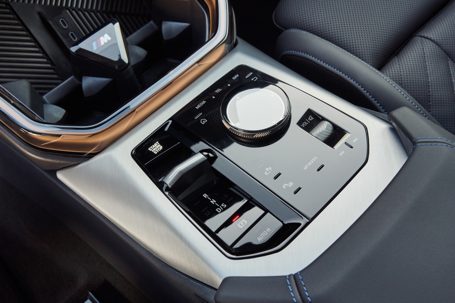 Consola central del nuevo BMW X3 con acabados de alta calidad y controles ergonómicos.
