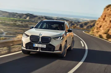 BMW X3 M50 exhibiendo su dinámico diseño en carretera