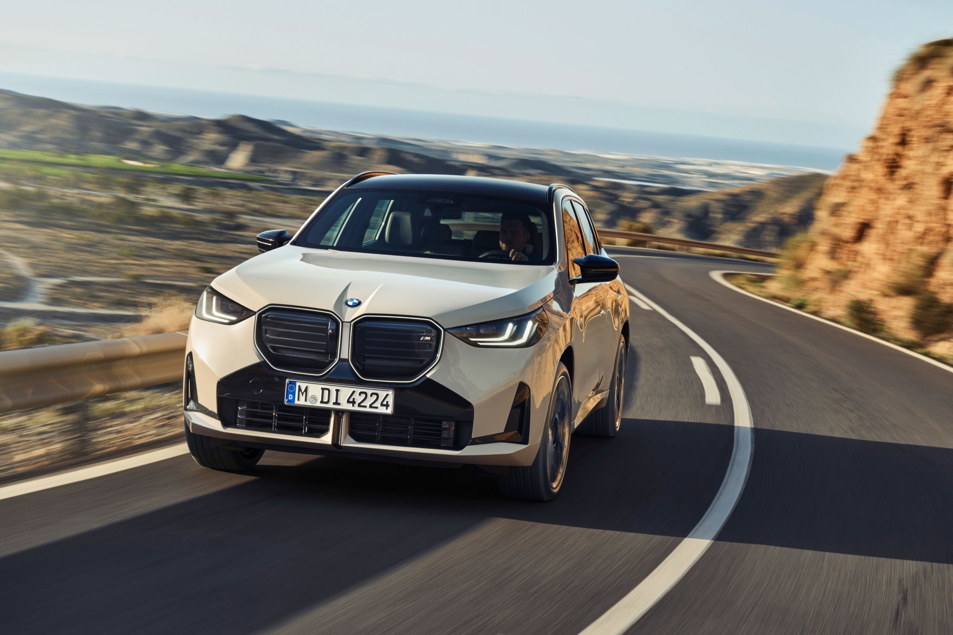 BMW X3 M50 exhibiendo su dinámico diseño en carretera