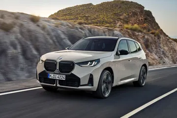 Vista dinámica del BMW X3 M50 que muestra su robustez y deportividad.