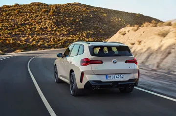 BMW X3 M50 mostrado en acción, destacando su diseño deportivo y robustez.