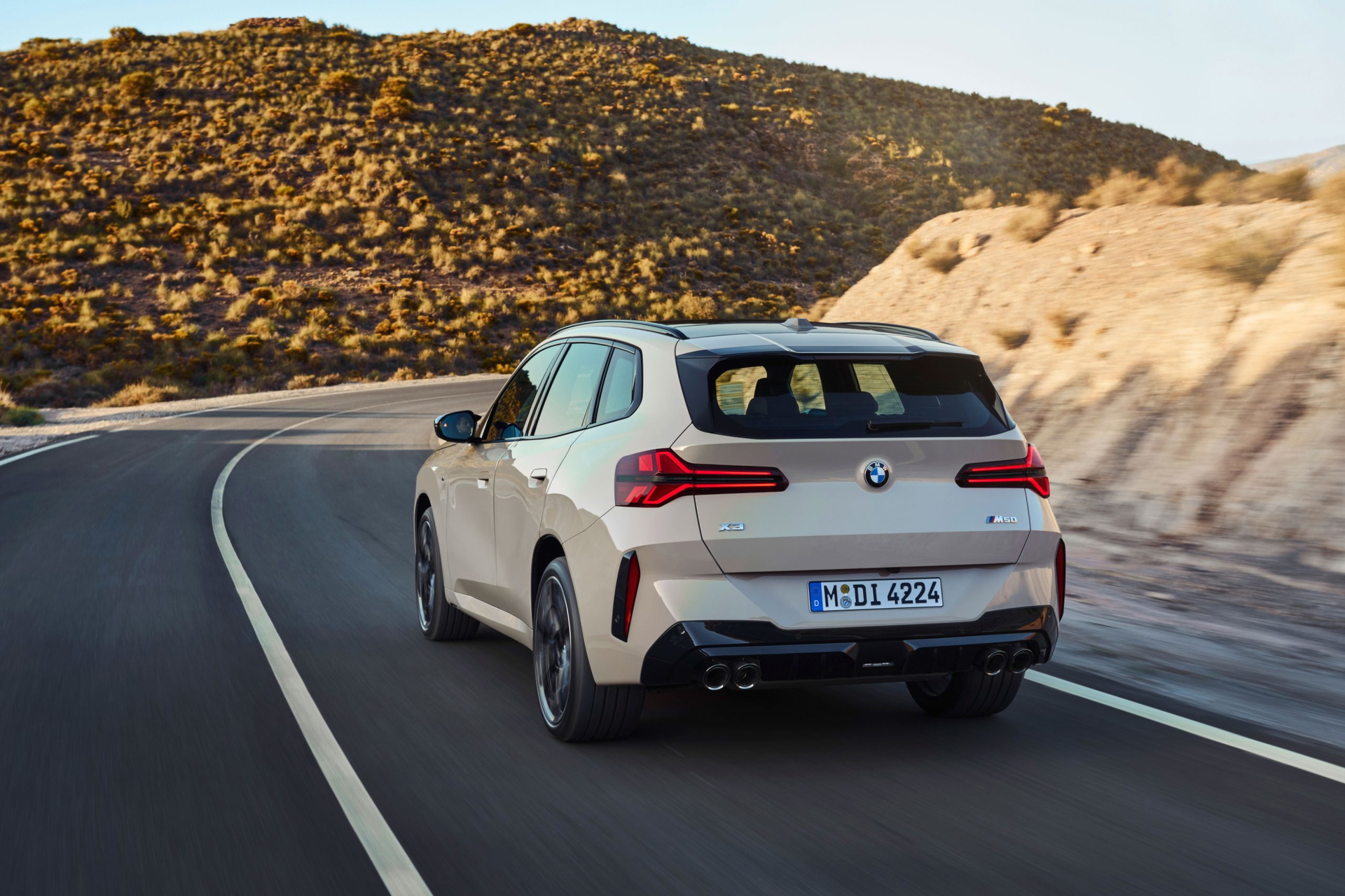 BMW X3 M50 mostrado en acción, destacando su diseño deportivo y robustez.