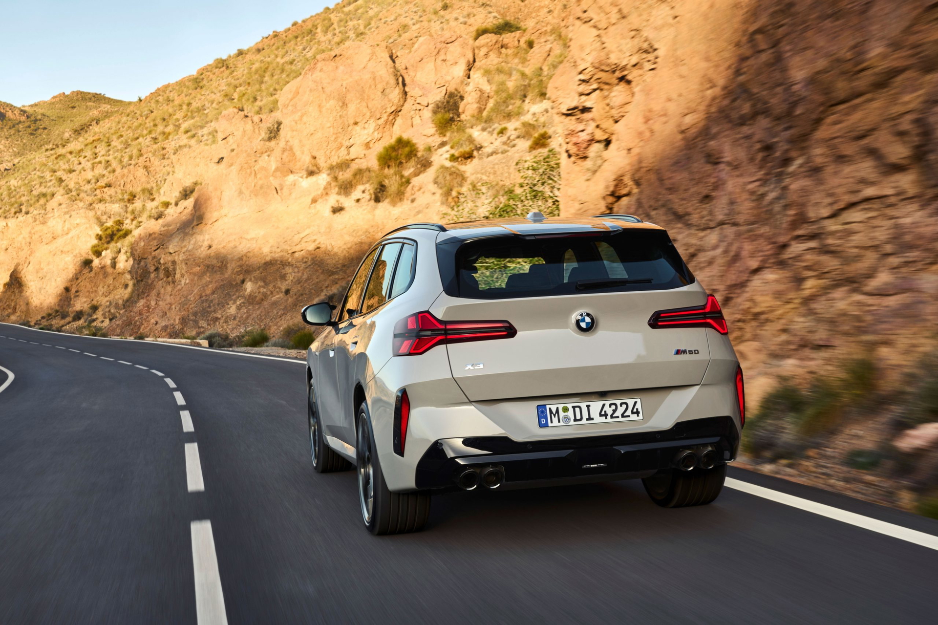 BMW X3 M50i en marcha, mostrando su potencia y elegancia.
