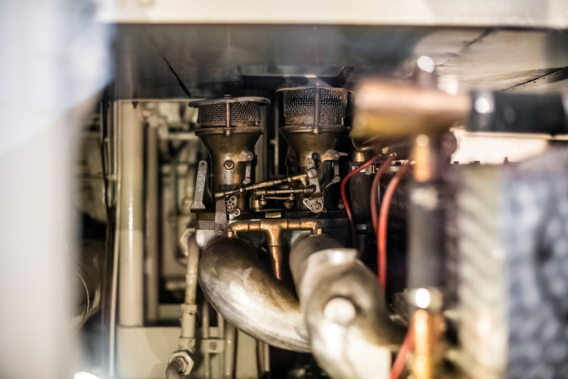 Vista del motor con componentes Bugatti, reflejo de la ingeniería avanzada de la época