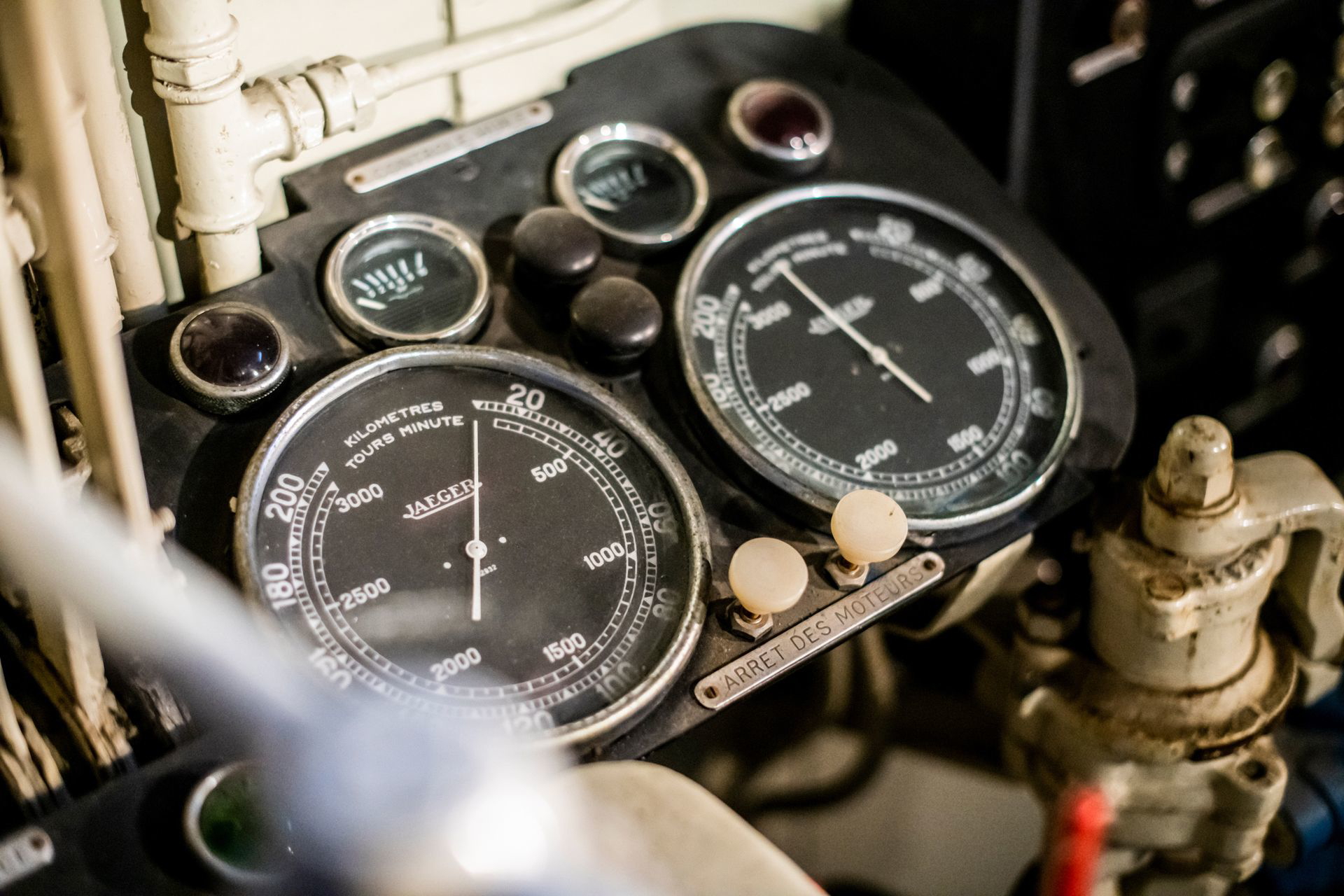 Vista cercana de los instrumentos vintage del Bugatti Autorail.