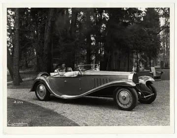 Clásico Bugatti muestra elegancia y diseño atemporal