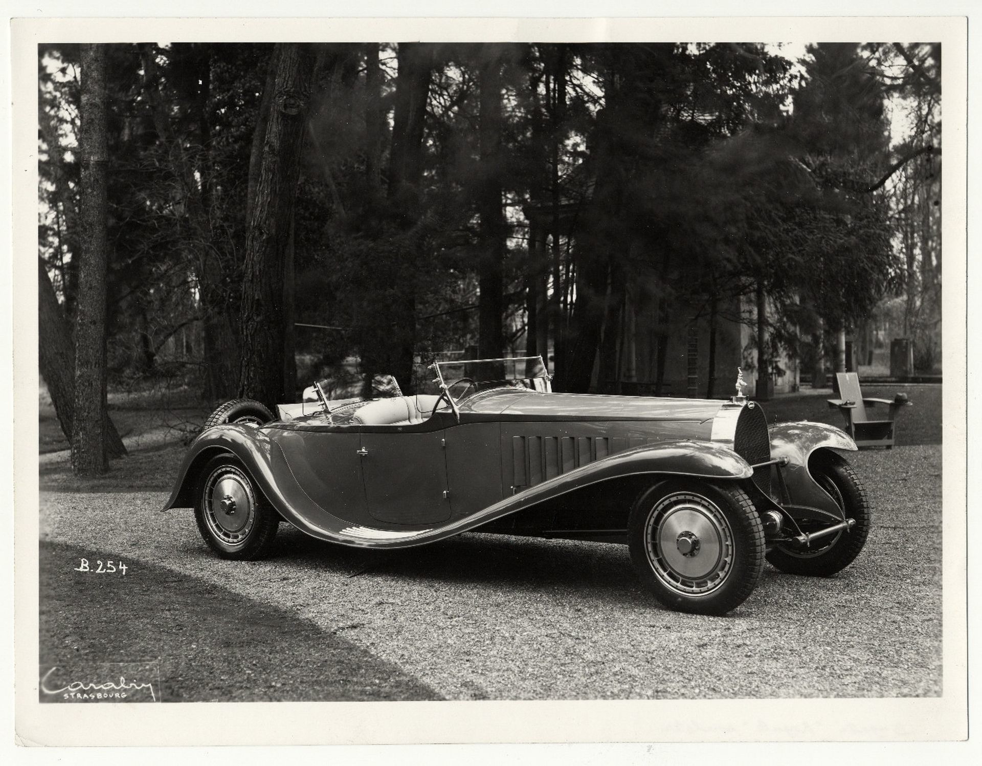 Clásico Bugatti muestra elegancia y diseño atemporal
