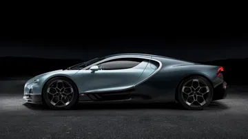 Vista lateral del Bugatti Tourbillon, exhibiendo su diseño aerodinámico.