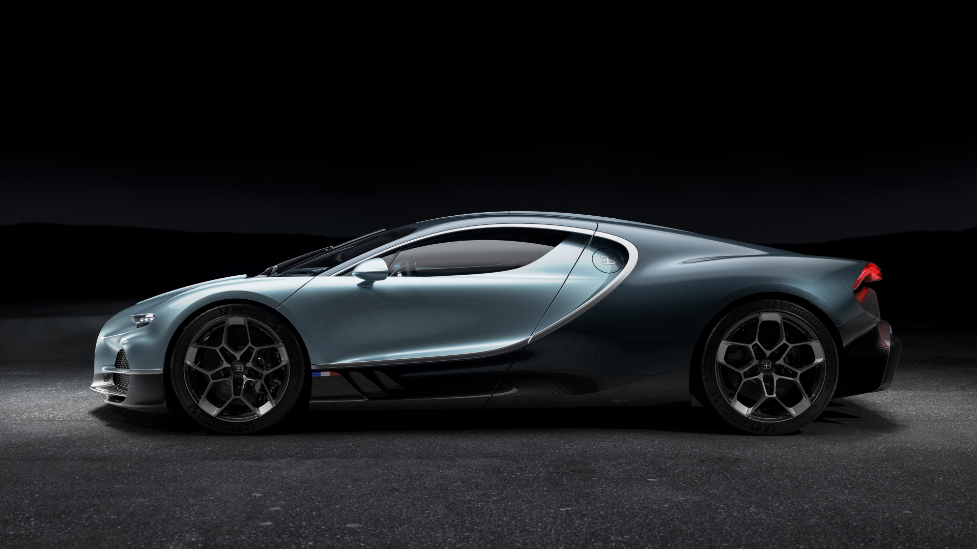 Vista lateral del Bugatti Tourbillon, exhibiendo su diseño aerodinámico.