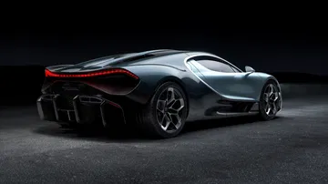 Vista lateral y trasera del Bugatti Tourbillon, mostrando su diseño aerodinámico.