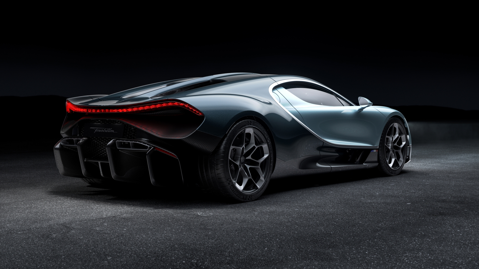 Vista lateral y trasera del Bugatti Tourbillon, mostrando su diseño aerodinámico.