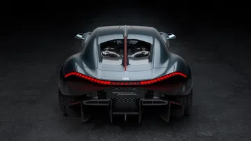 Vista trasera del Bugatti Tourbillon destacando su diseño y escape cuádruple.