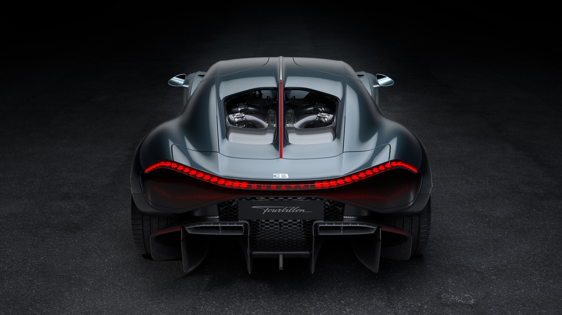 Vista trasera del Bugatti Tourbillon destacando su diseño y escape cuádruple.