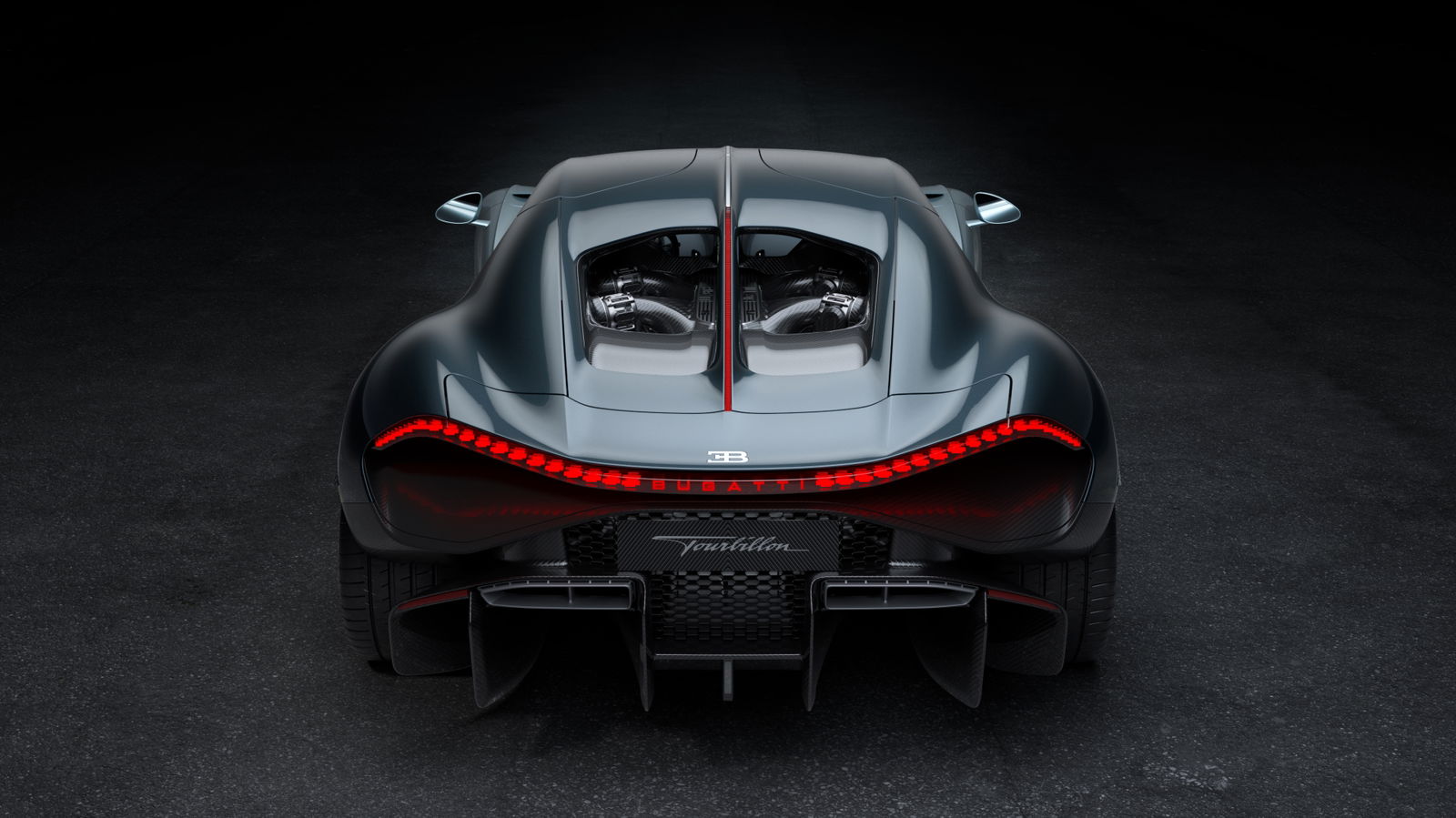 Vista trasera del Bugatti Tourbillon destacando su diseño y escape cuádruple. Vista trasera del Bugatti Tourbillon destacando su diseño y escape cuádruple.