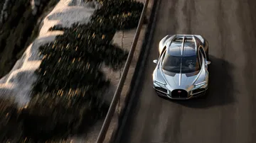 Vista aérea del Bugatti Tourbillon, destacando su diseño lateral aerodinámico.