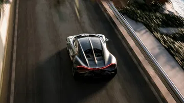 Vista aérea del Bugatti Tourbillon en velocidad, mostrando su dinamismo y diseño.
