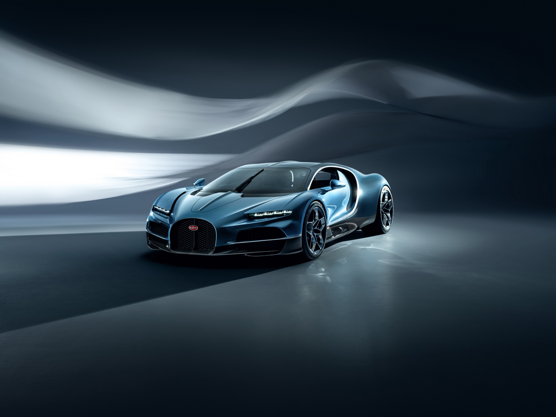 Bugatti Tourbillon bajo iluminación dramática, exhibiendo líneas futuristas.