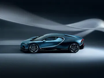 Perfil del Bugatti Tourbillon, con diseño aerodinámico sofisticado. Perfil del Bugatti Tourbillon, con diseño aerodinámico sofisticado.