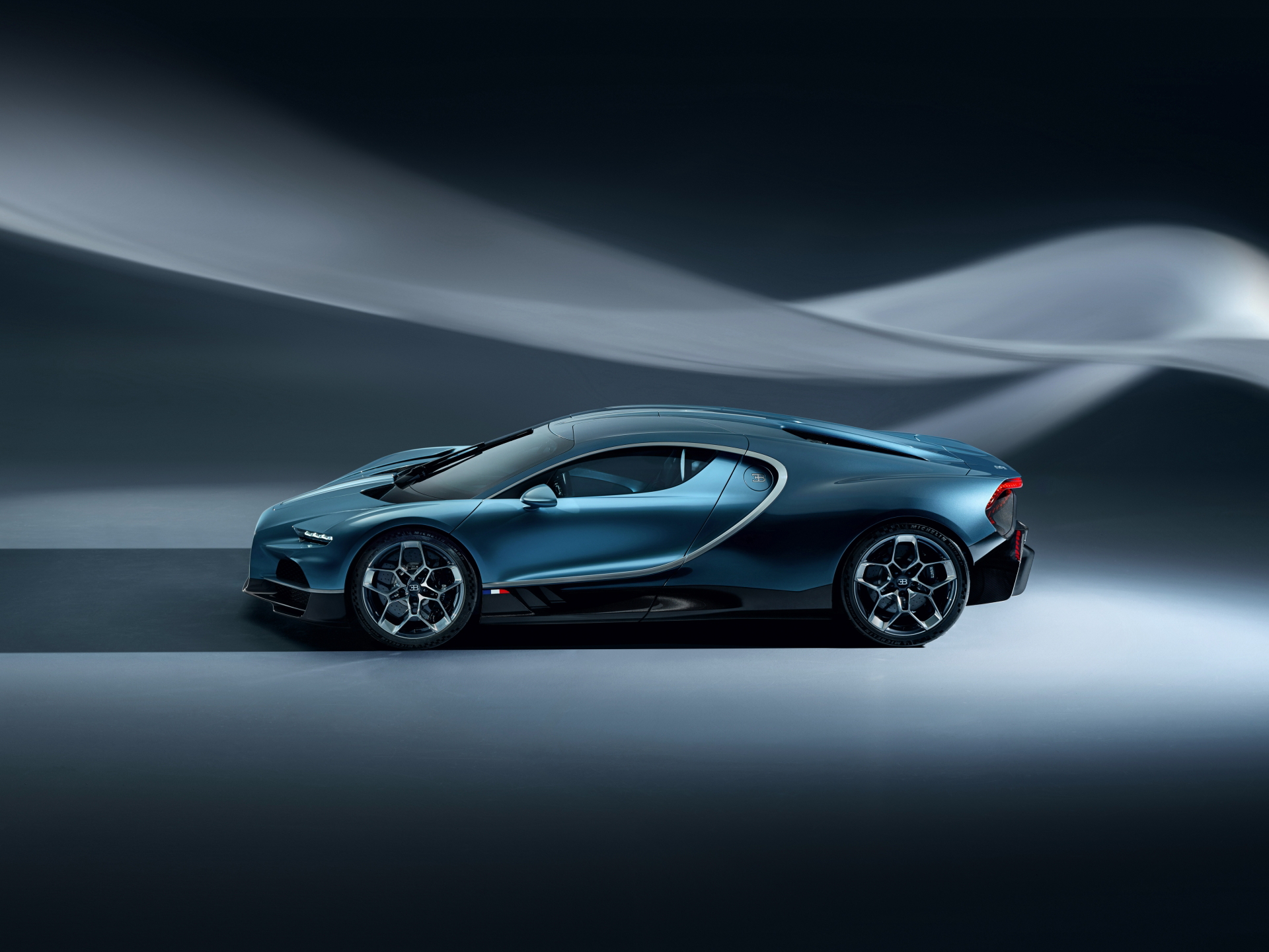 Perfil del Bugatti Tourbillon, con diseño aerodinámico sofisticado.