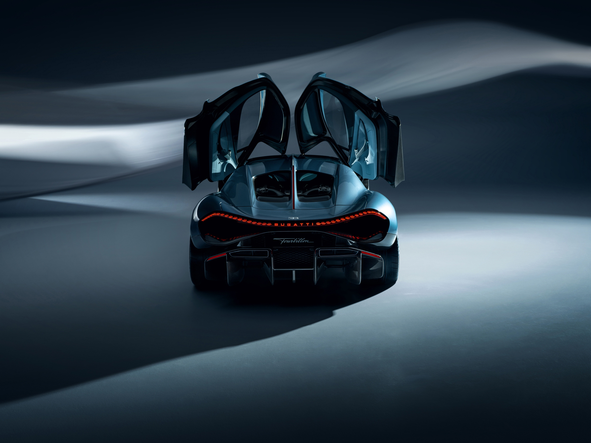 Vista trasera y lateral del Bugatti Tourbillon 2024, mostrando su potencia y elegancia.