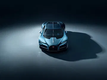 Vista frontal del Bugatti Tourbillon, resaltando su diseño agresivo y aerodinámico.