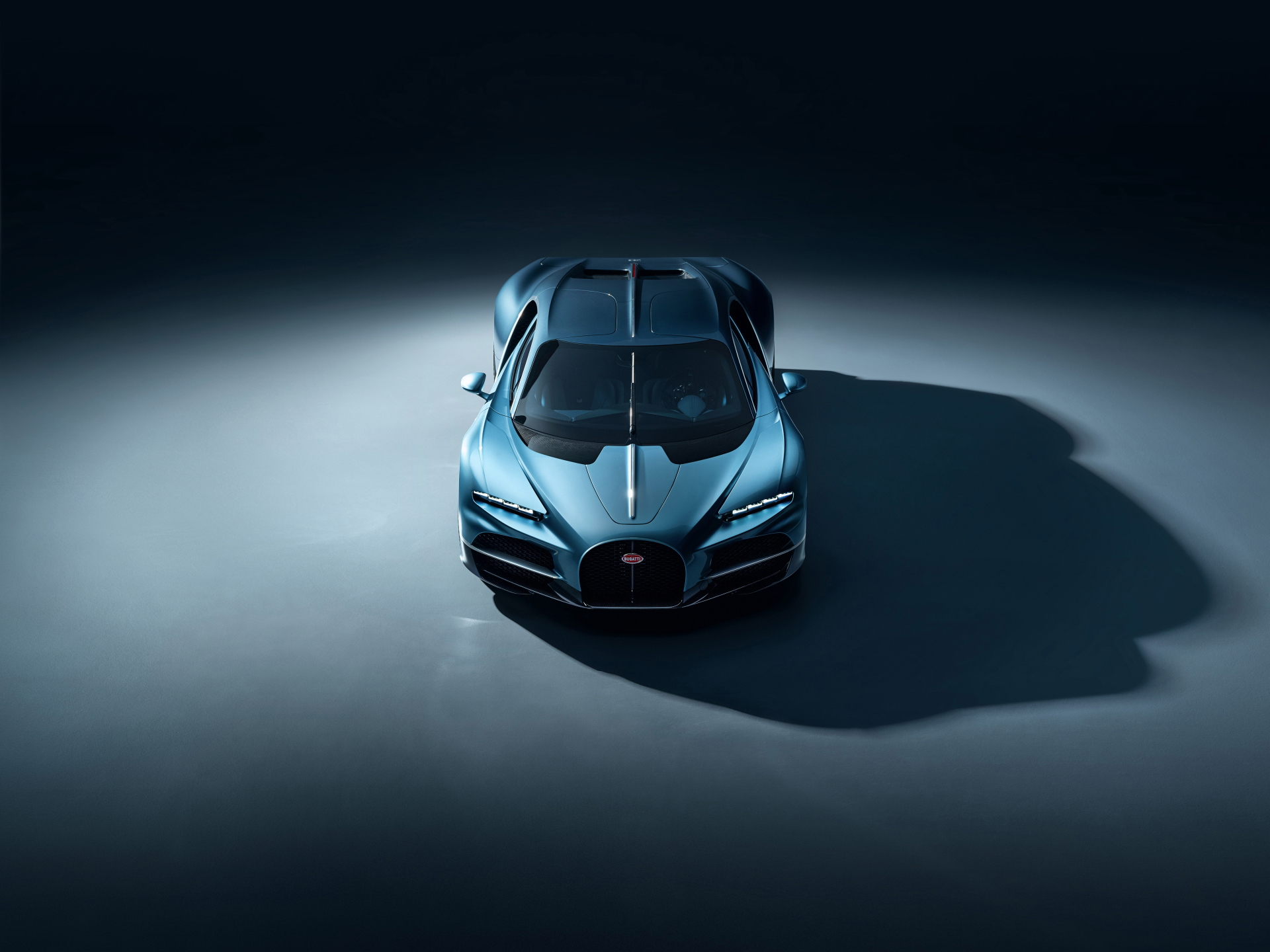 Vista frontal del Bugatti Tourbillon, resaltando su diseño agresivo y aerodinámico.