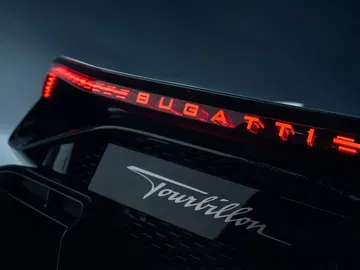 Vista posterior del Bugatti Tourbillon destacando su firma lumínica única