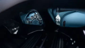 Vista del volante y cuadro de instrumentos del Bugatti Tourbillon
