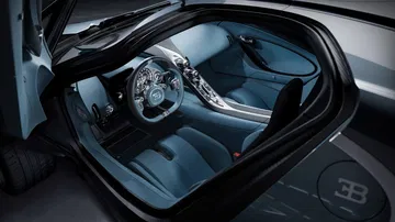 Reflejo lateral del imponente Bugatti Tourbillon, detalle meticuloso.