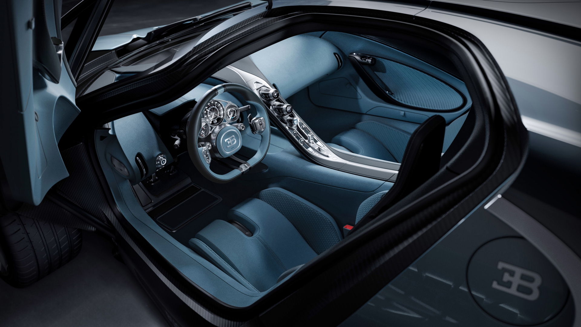 Reflejo lateral del imponente Bugatti Tourbillon, detalle meticuloso.