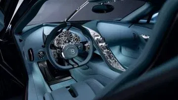 Vista detallada del lujoso interior del Bugatti Tourbillon, marcando estilo y vanguardia. Vista detallada del lujoso interior del Bugatti Tourbillon, marcando estilo y vanguardia.