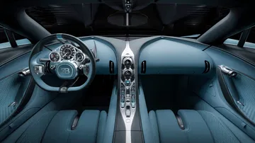 Vista interna con acabados de lujo y tecnología de avanzada del Bugatti Tourbillon.